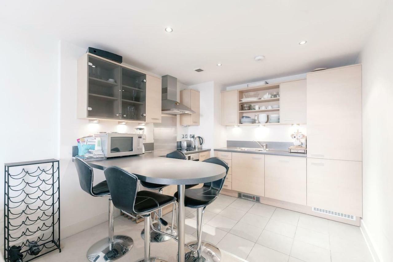 Chelsea / Imperial Wharf - Bright, Modern, Sunset View Apartamento Londres
